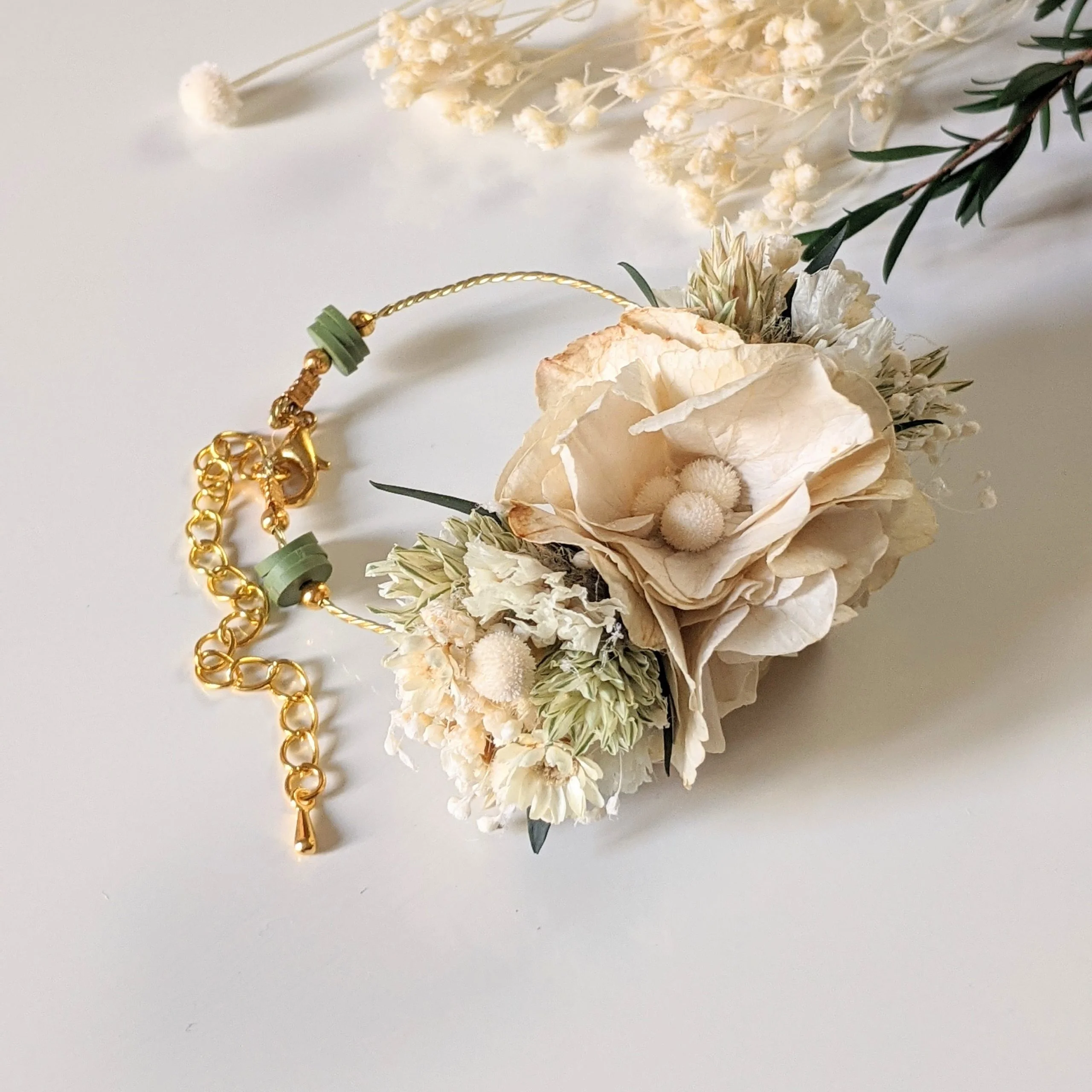Bracelet de mariée artisanal en fleurs séchées & fleurs stabilisées, Inès – Image 2