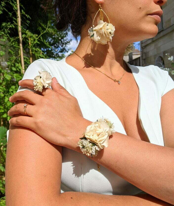 Bracelet de mariée artisanal en fleurs séchées & fleurs stabilisées, Inès 2