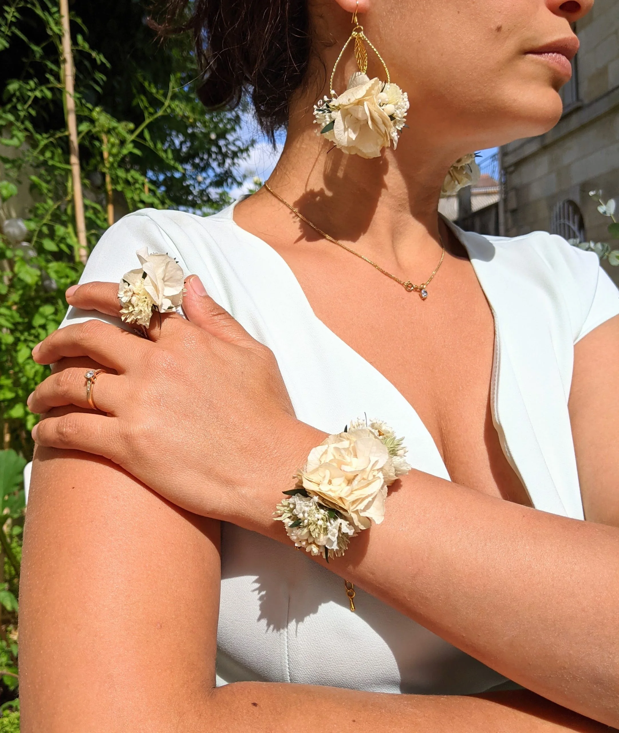 Bracelet de mariée artisanal en fleurs séchées & fleurs stabilisées, Inès – Image 3