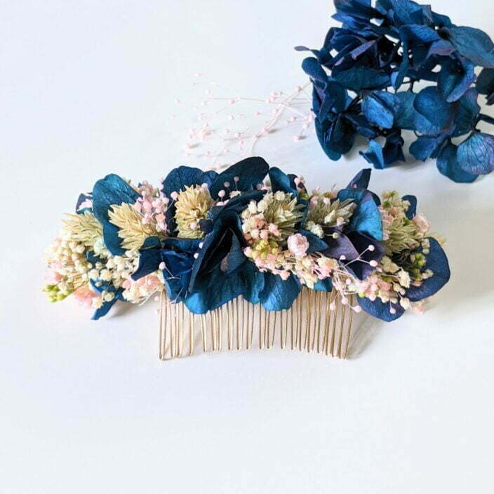 Peigne à cheveux fleuri pour coiffure de mariage en fleurs séchées & stabilisées bleues, Mona 3