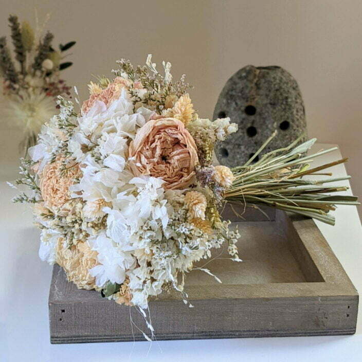 Bouquet de mariée avec pivoines séchées et hortensias stabilisés dans les tons roses, Jessy 2