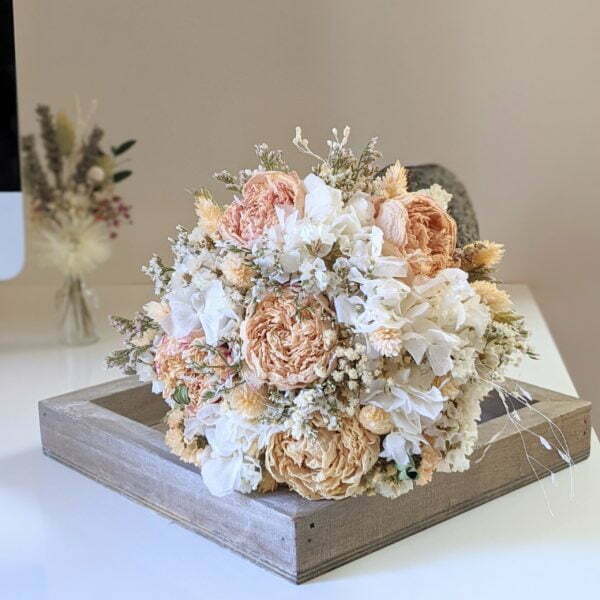 Bouquet de mariée avec pivoines séchées et hortensias stabilisés dans les tons roses, Jessy