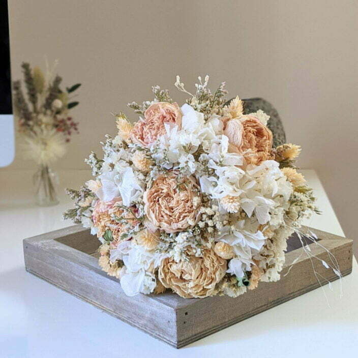 Bouquet de mariée avec pivoines séchées et hortensias stabilisés dans les tons roses, Jessy