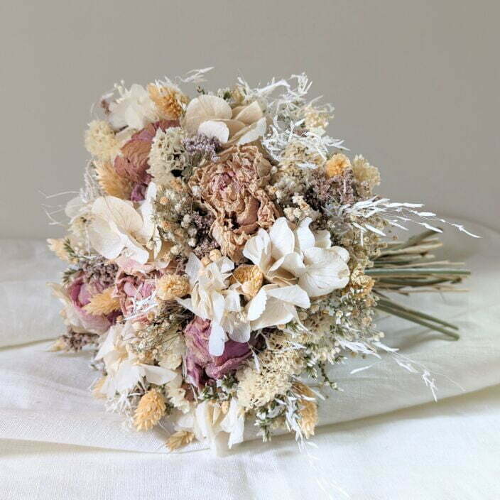Bouquet de mariée avec pivoines séchées et hortensias stabilisés dans les tons roses, Jessy