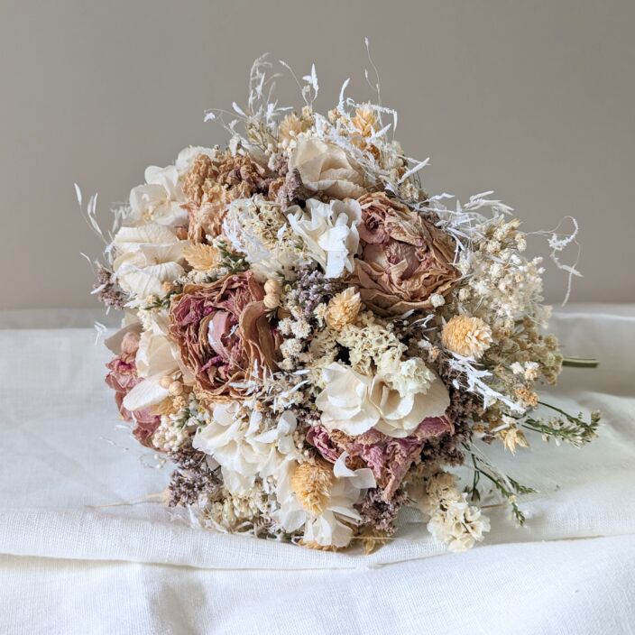 Bouquet de mariée avec pivoines séchées et hortensias stabilisés dans les tons roses, Jessy 2