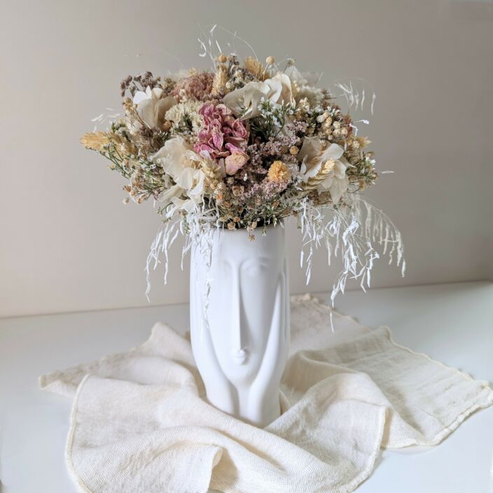 Bouquet de mariée avec pivoines séchées et hortensias stabilisés dans les tons roses, Jessy 3