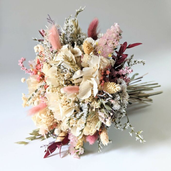 Bouquet de mariée en fleurs séchées et stabilisées aux tonalités beiges et roses, Jessy