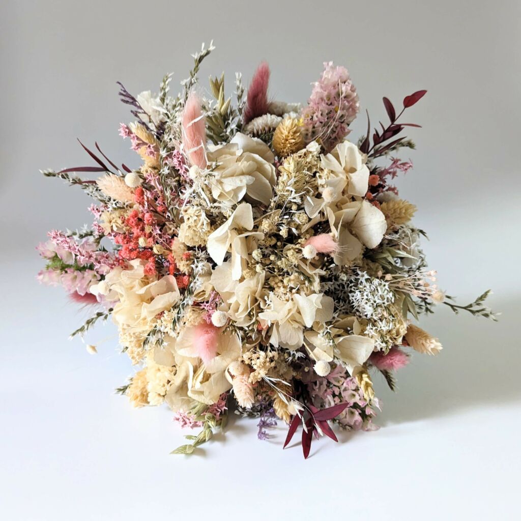 Bouquet de mariée en fleurs séchées et stabilisées aux tonalités beiges ...