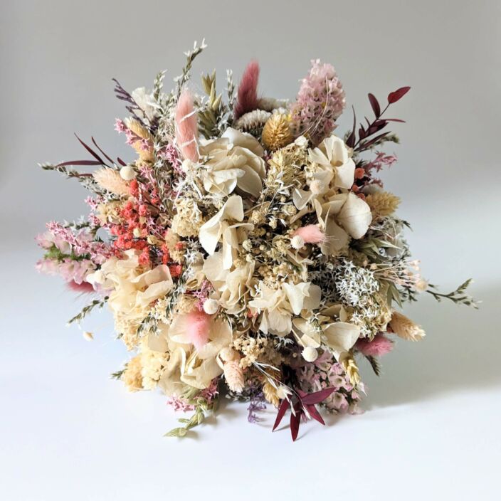 Bouquet de mariée en fleurs séchées et stabilisées aux tonalités beiges et roses, Jessy 2