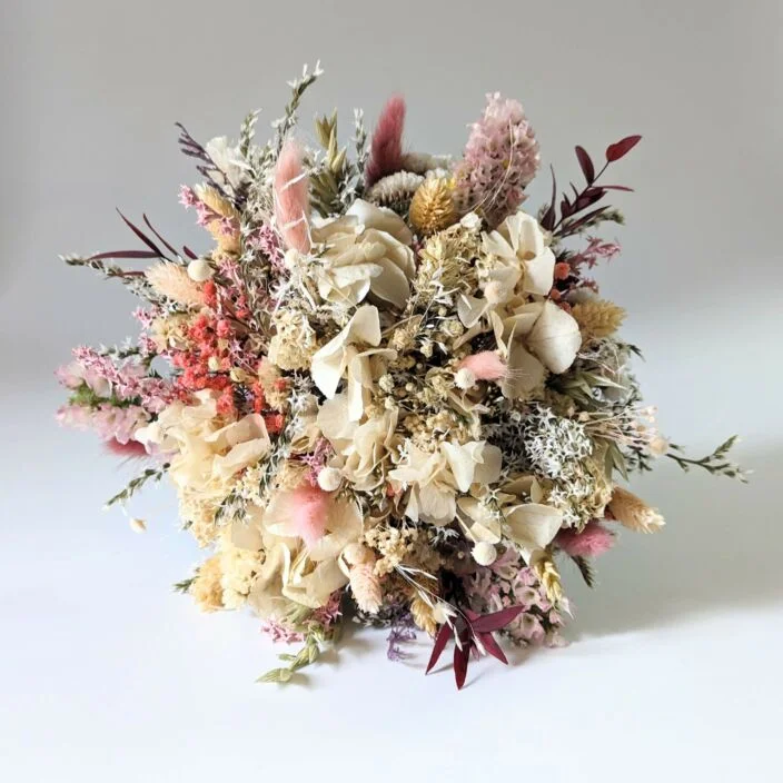 Bouquet de mariée en fleurs séchées et stabilisées aux tonalités beiges et roses, Jessy – Image 2