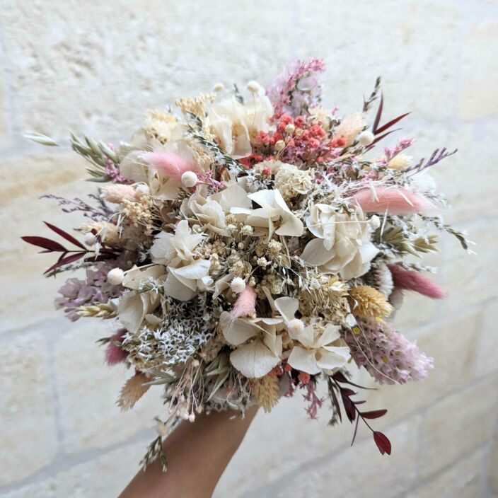 Bouquet de mariée en fleurs séchées et stabilisées aux tonalités beiges et roses, Jessy 3