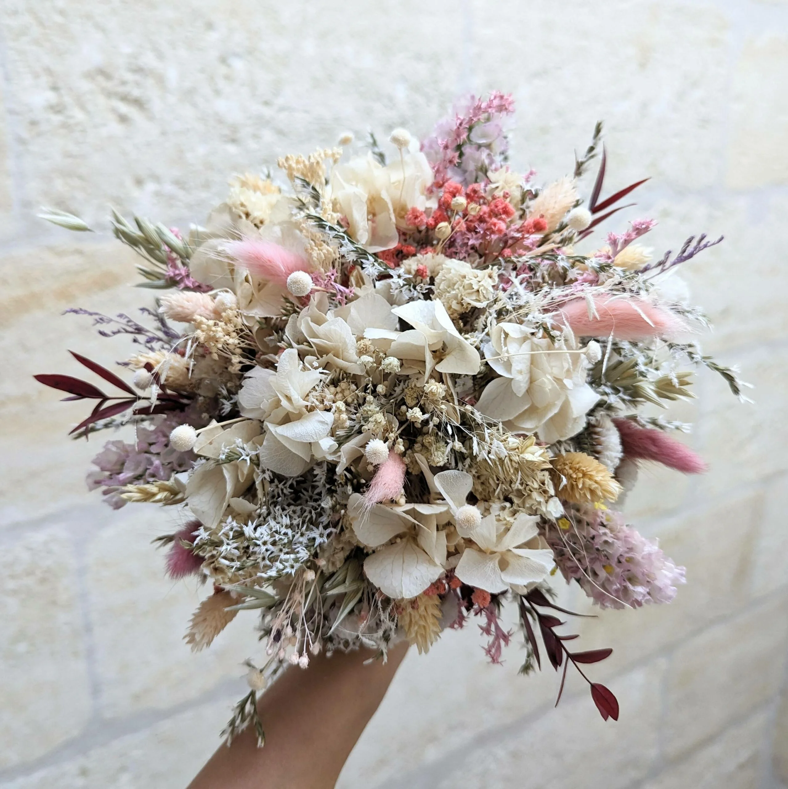 Bouquet de mariée en fleurs séchées et stabilisées aux tonalités beiges et roses, Jessy – Image 3