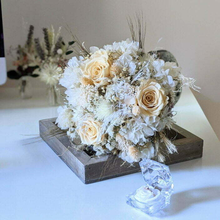 Bouquet de mariée avec roses éternelles et fleurs séchées dans les tons beiges, Laly 2
