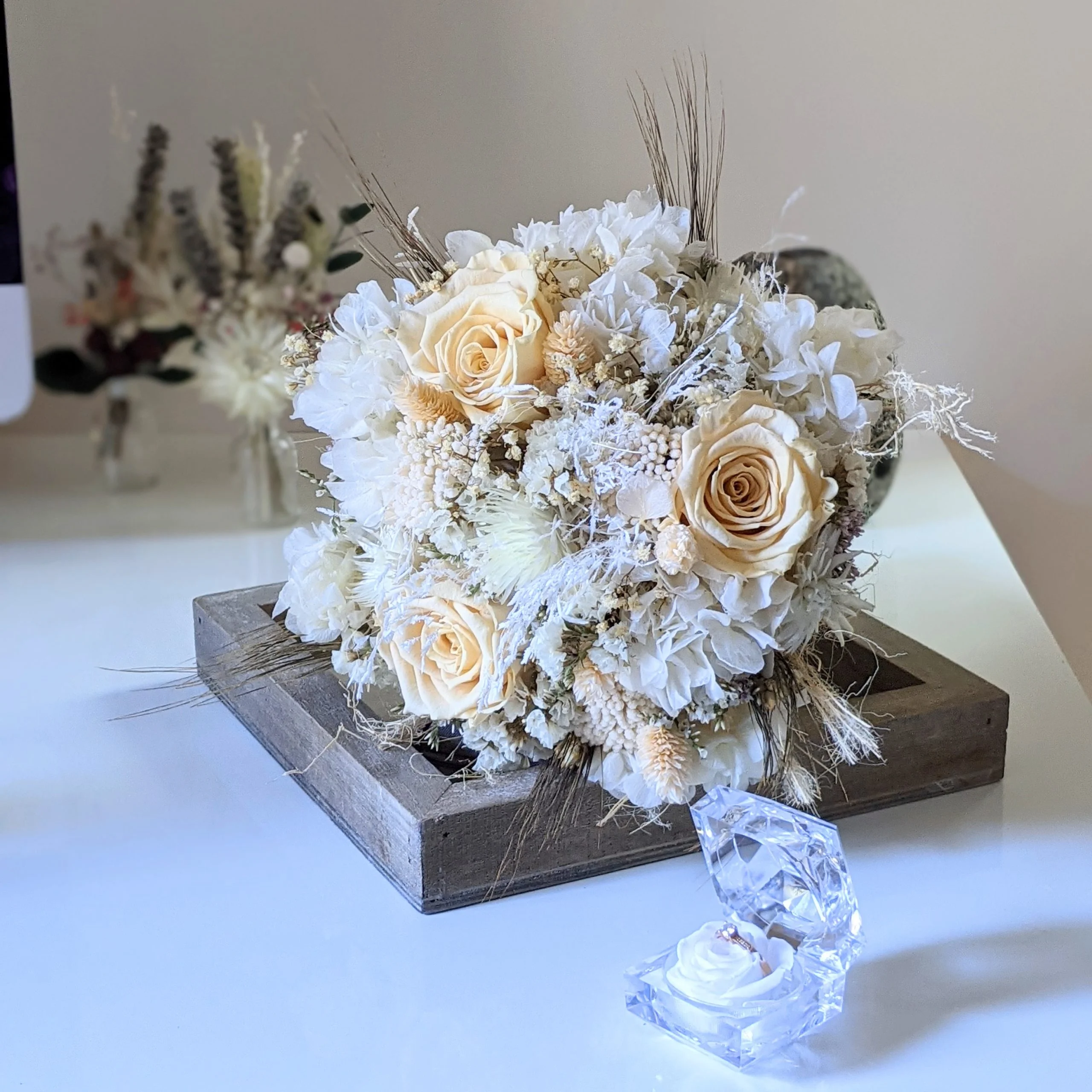 Bouquet de mariée avec roses éternelles et fleurs séchées dans les tons beiges, Laly – Image 2