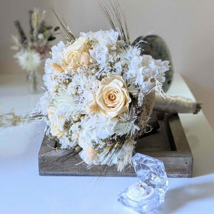 Bouquet de mariée avec roses éternelles et fleurs séchées dans les tons beiges, Laly