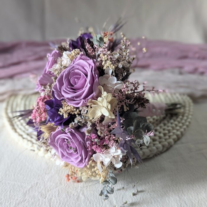 Bouquet de mariée avec des roses éternelles et hortensias stabilisés , Oum