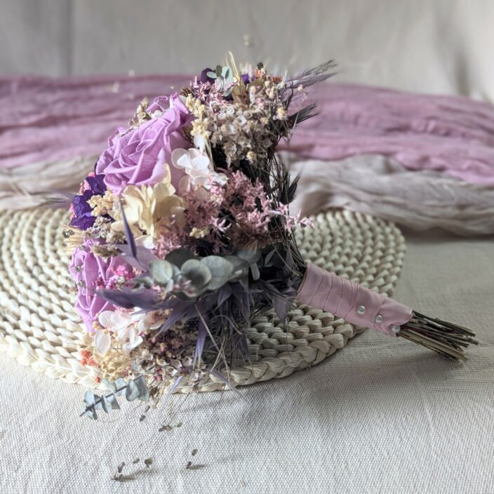 Bouquet de mariée avec des roses éternelles et hortensias stabilisés , Oum – Image 3