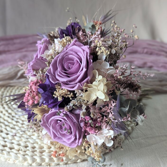 Bouquet de mariée avec des roses éternelles et hortensias stabilisés , Oum – Image 2