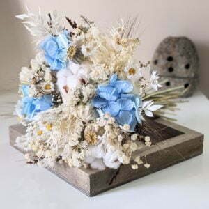 Bouquet de mariée avec fleurs de coton séchées et hortensias stabilisés dans les tons blancs et bleus, Jennifer
