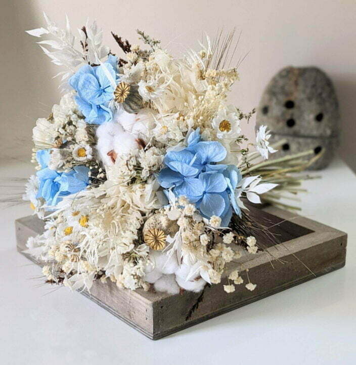Bouquet de mariée avec fleurs de coton séchées et hortensias stabilisés dans les tons blancs et bleus, Jennifer