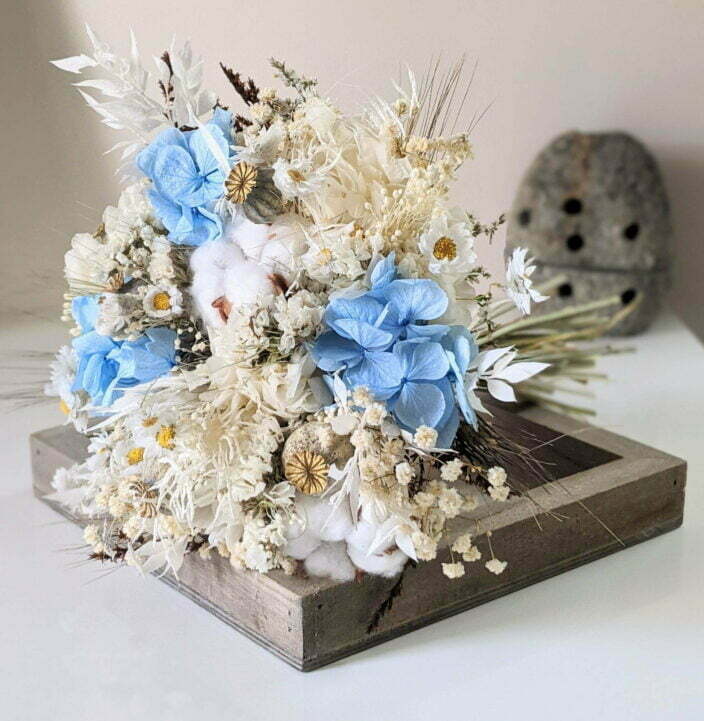 Bouquet de mariée avec fleurs de coton séchées et hortensias stabilisés bleu ciel, Jennifer