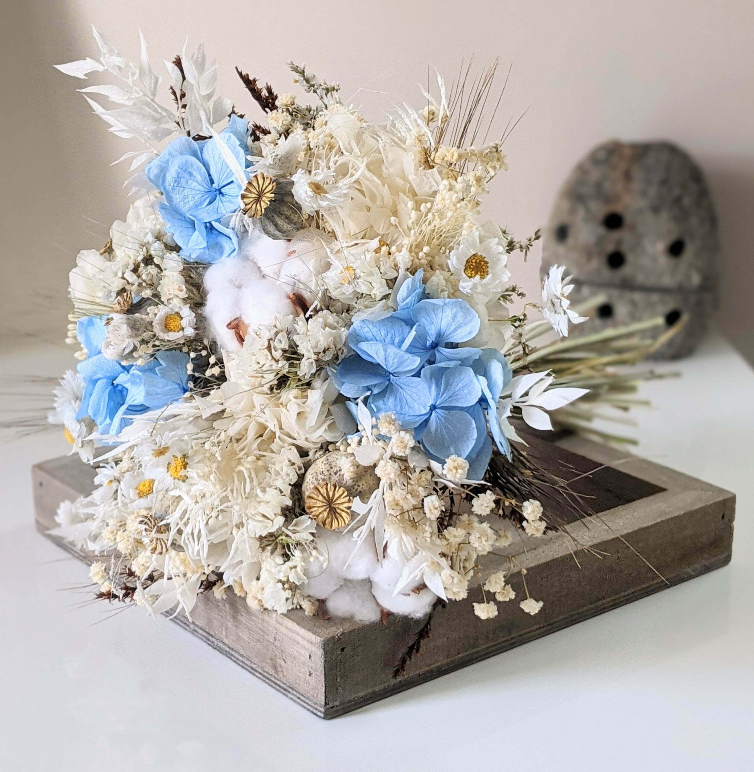 Bouquet de mariée avec fleurs de coton séchées et hortensias stabilisés  dans les tons blancs et bleus, Jennifer - Flora Paris
