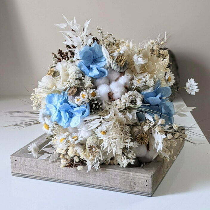 Bouquet de mariée avec fleurs de coton séchées et hortensias stabilisés dans les tons blancs et bleus, Jennifer 2