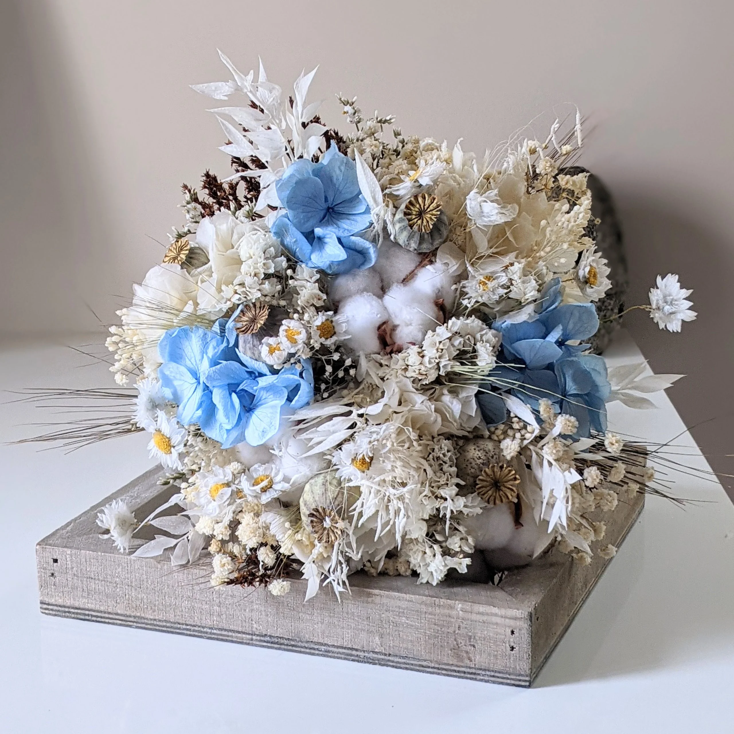 Bouquet de mariée avec fleurs de coton séchées et hortensias stabilisés bleu ciel, Jennifer – Image 2