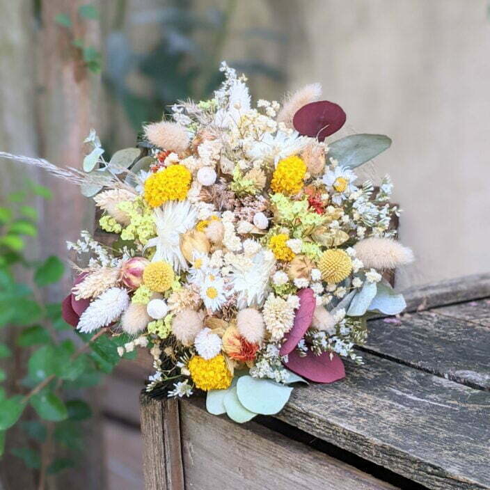 Bouquet de mariée en fleurs séchées & fleurs stabilisées dans les tons jaunes, rouges, beiges, Elvira