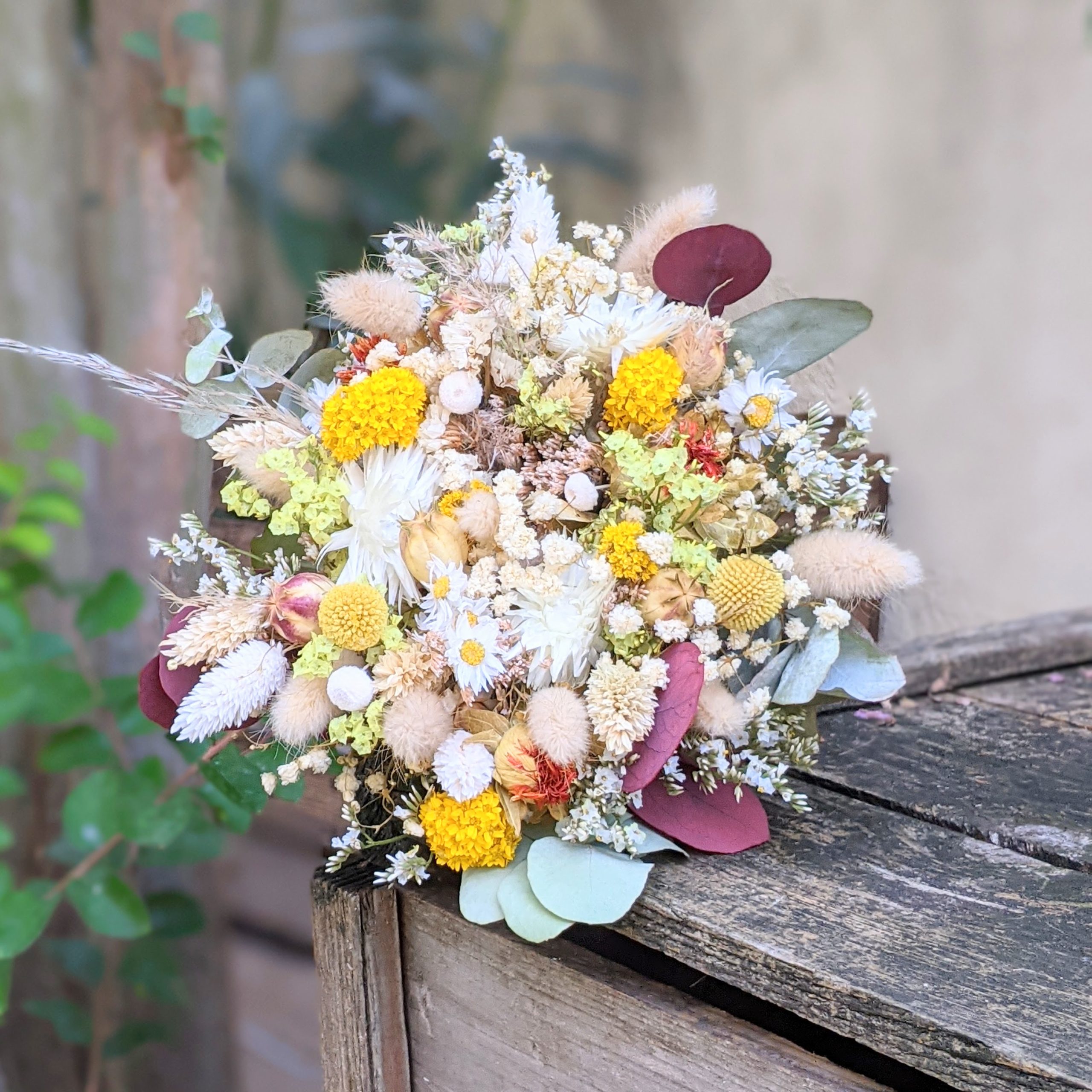 Bouquet de mariée en fleurs séchées & fleurs stabilisées dans les tons  jaunes, rouges, beiges, Elvira - Flora Paris