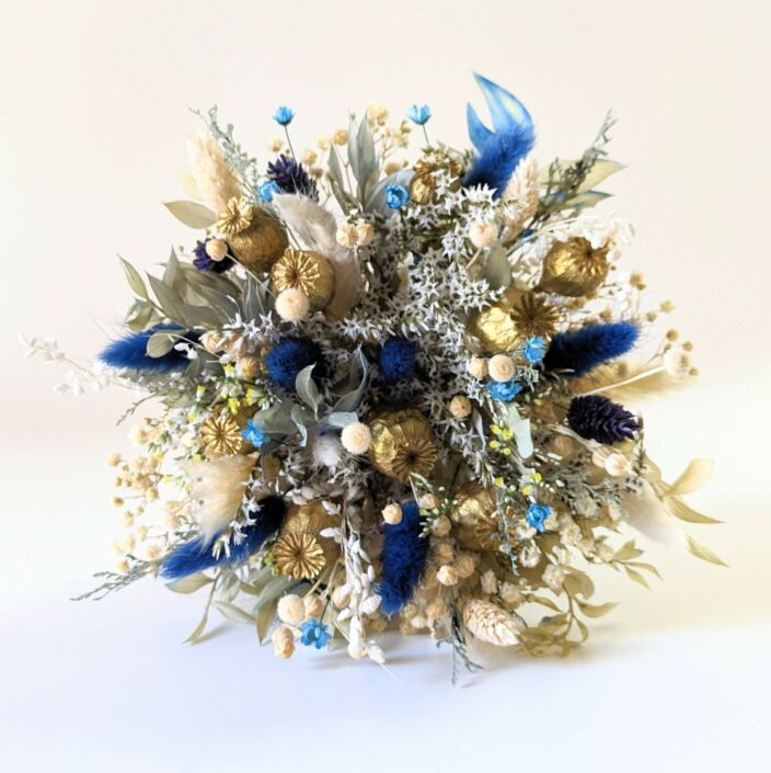 Bouquet de mariée en fleurs séchées & stabilisées dans les tons bleus, dorés et beiges, Elouise 2