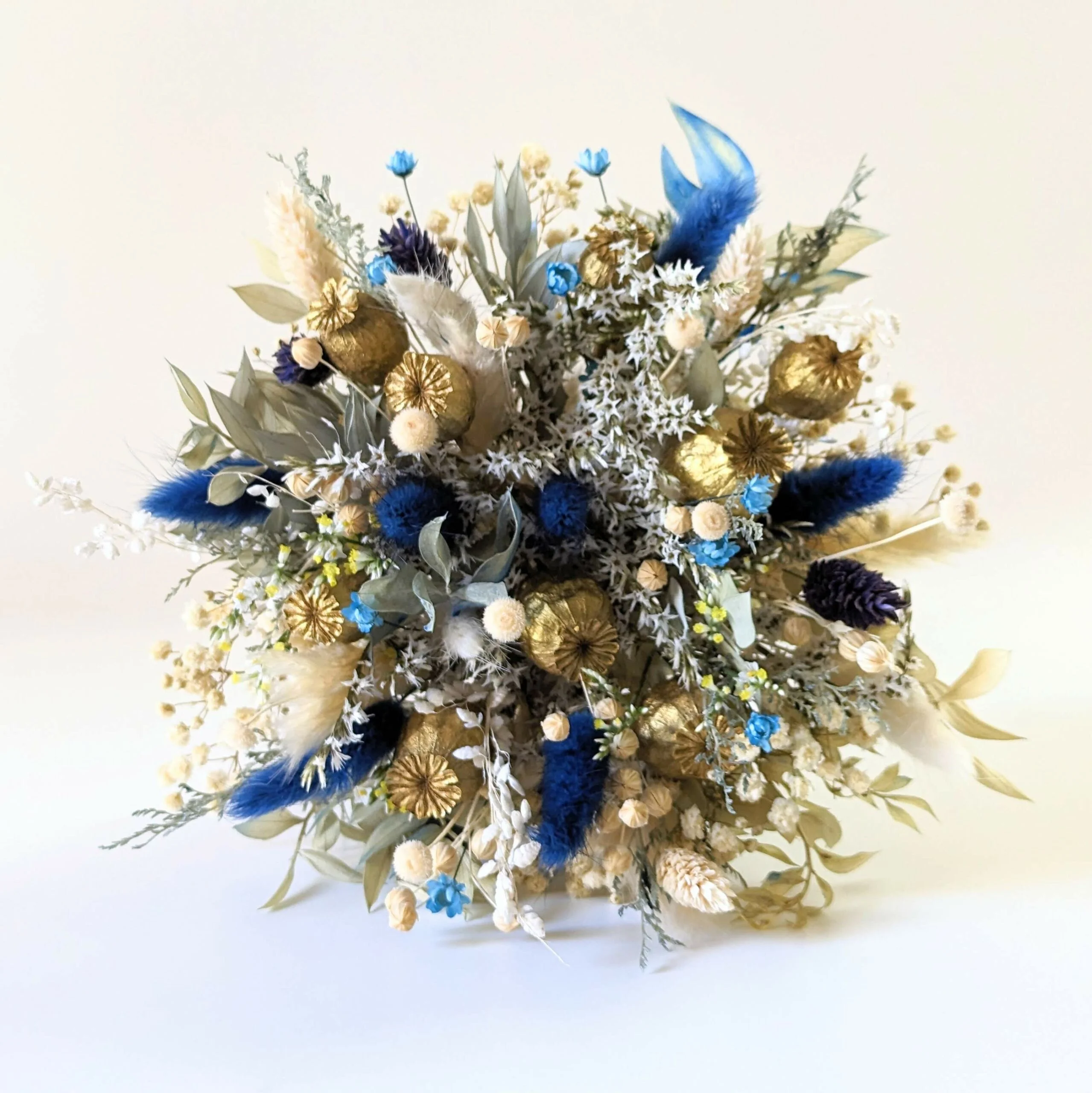 Bouquet de mariée en fleurs séchées & stabilisées dans les tons bleus, dorés et beiges, Elouise – Image 2