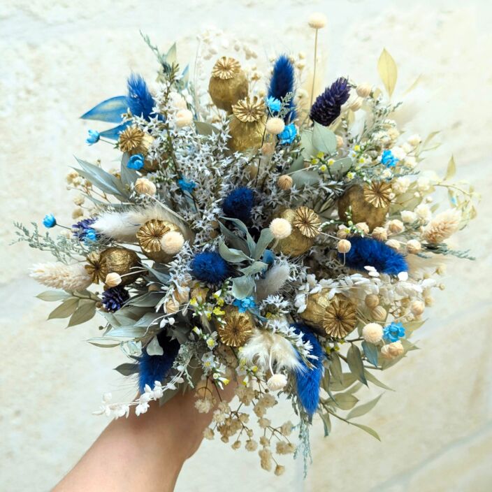 Bouquet de mariée en fleurs séchées & stabilisées dans les tons bleus, dorés et beiges, Elouise 3