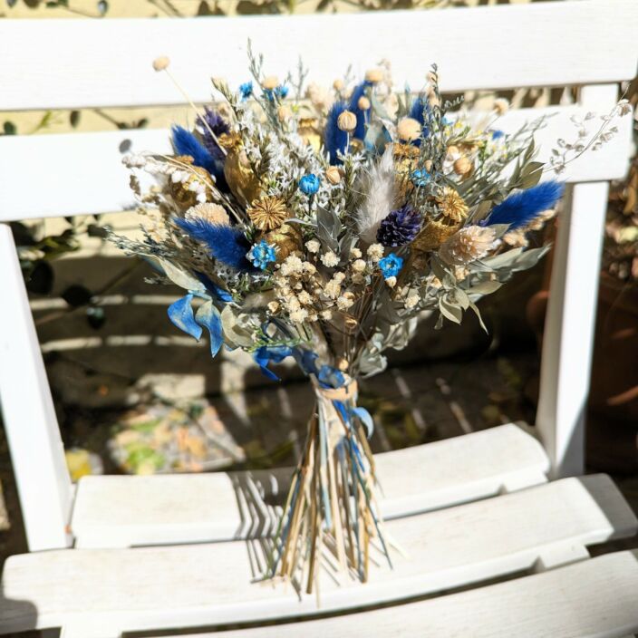 Bouquet de mariée en fleurs séchées & stabilisées dans les tons bleus, dorés et beiges, Elouise 4