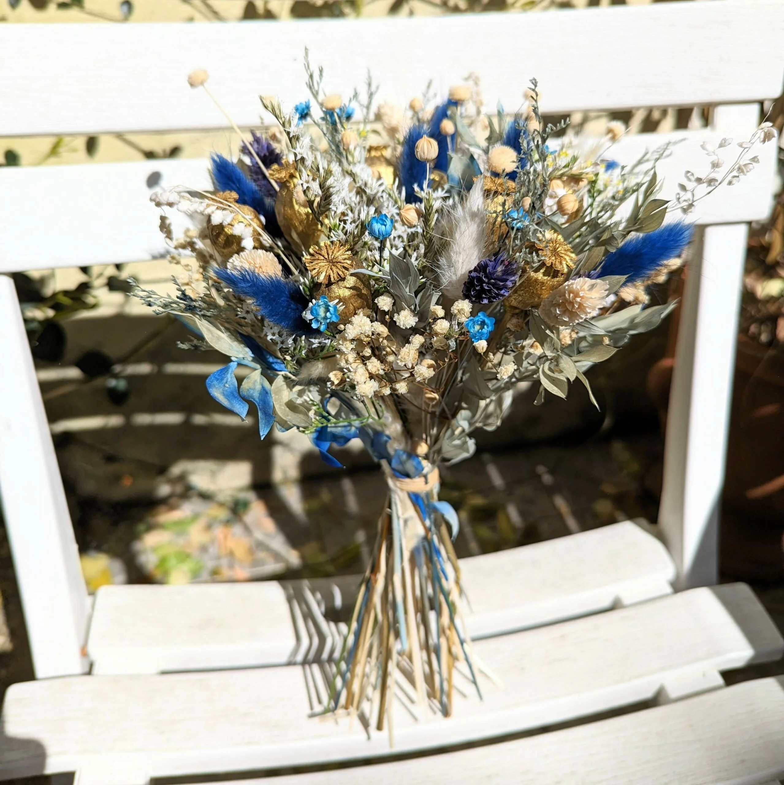 Bouquet de mariée en fleurs séchées & stabilisées dans les tons bleus, dorés et beiges, Elouise – Image 4
