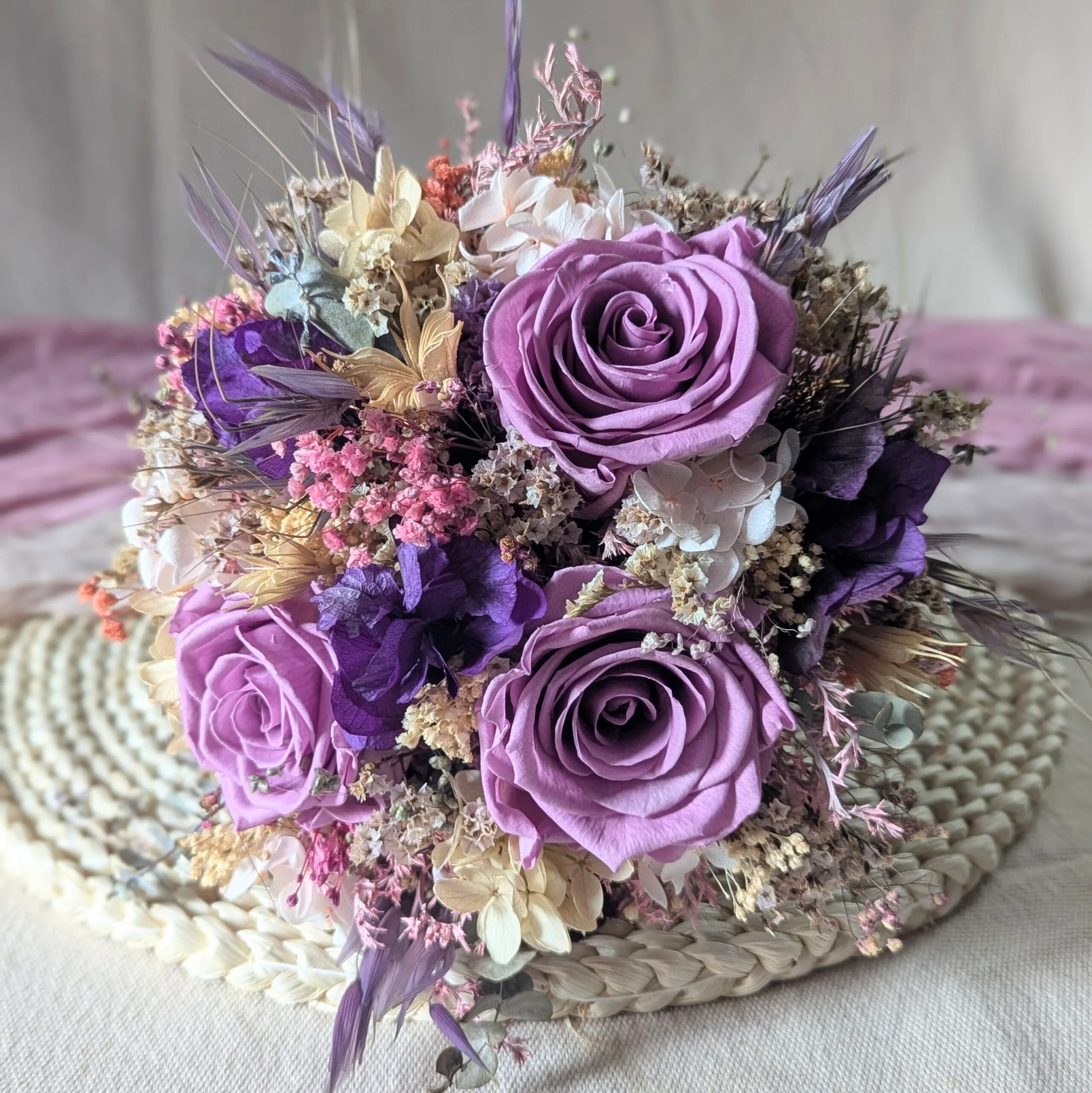 Bouquet de mariée avec des roses éternelles et hortensias stabilisés, Oum – Image 4