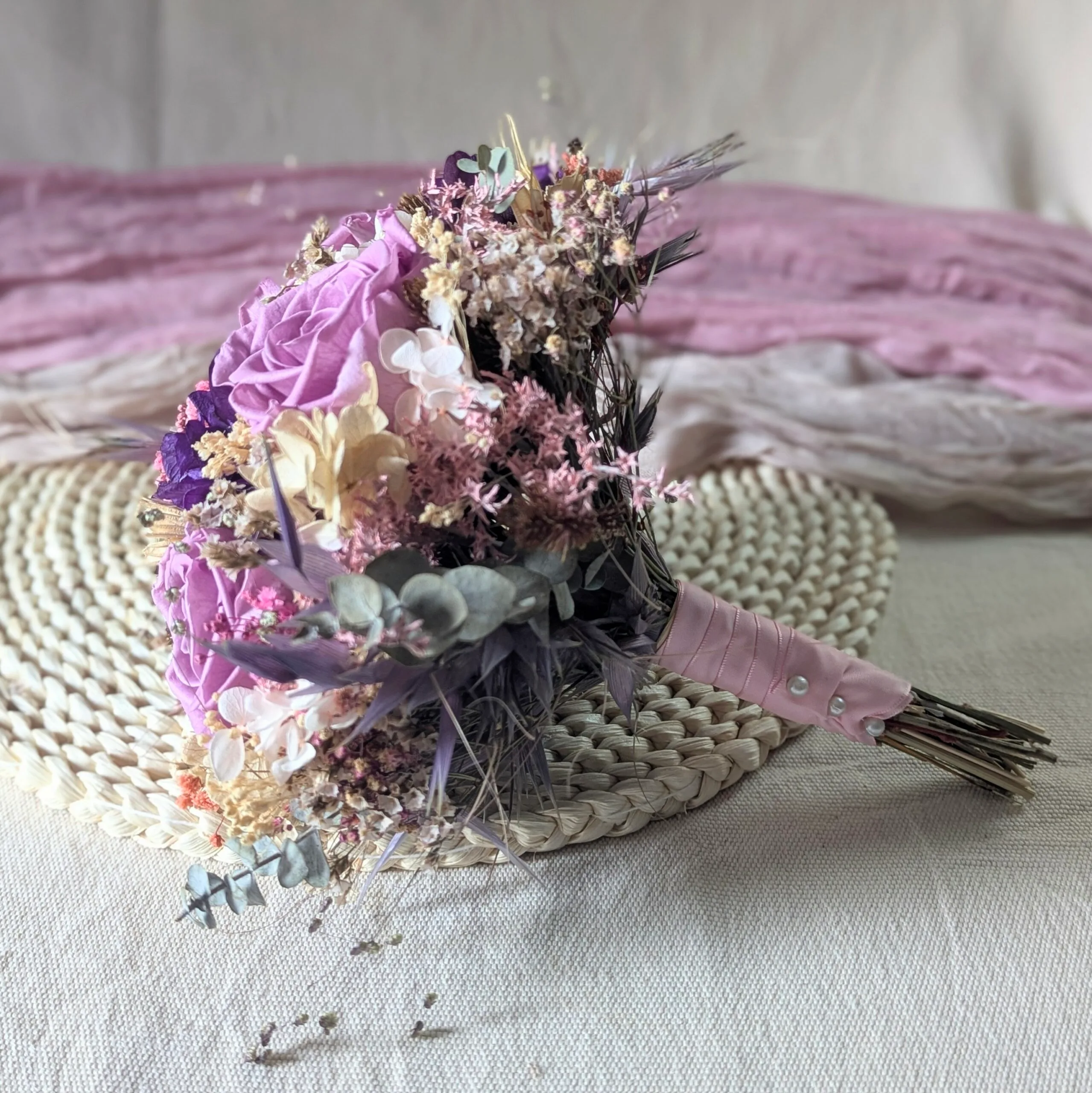 Bouquet de mariée avec des roses éternelles et hortensias stabilisés, Oum – Image 3