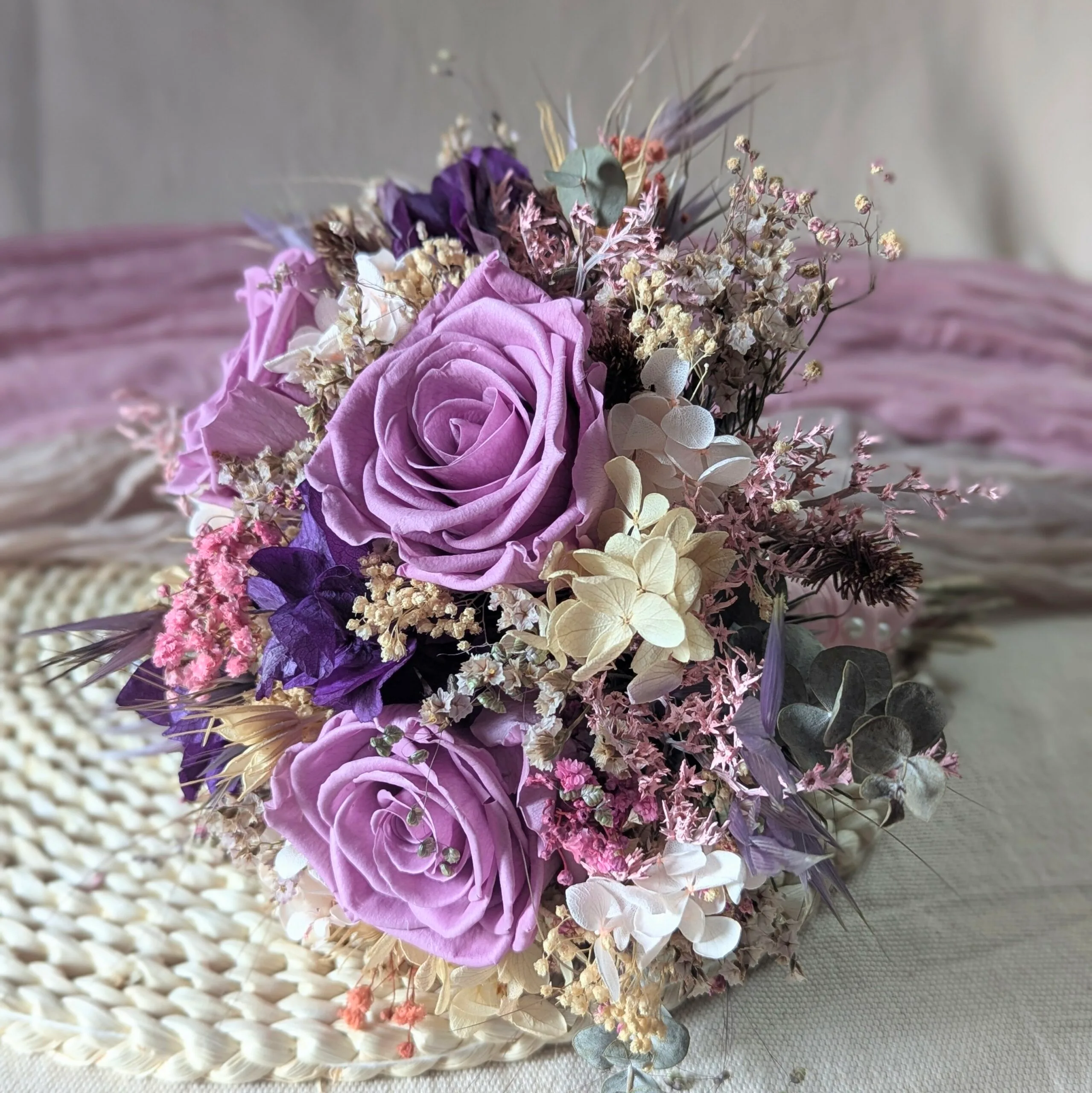 Bouquet de mariée avec des roses éternelles et hortensias stabilisés, Oum – Image 2