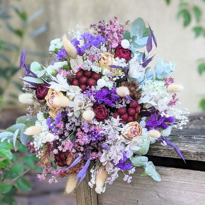 Bouquet de mariée avec roses séchées et hortensias stabilisés dans les tons bordeaux, verts, lilas, Oum