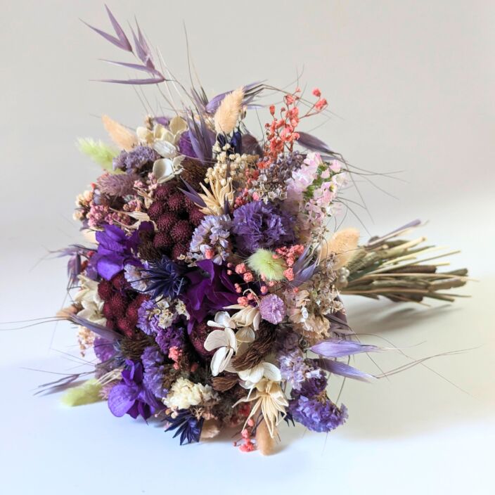Bouquet de mariée en fleurs séchées et stabilisées dans les tons bordeaux, verts, lilas, Oum