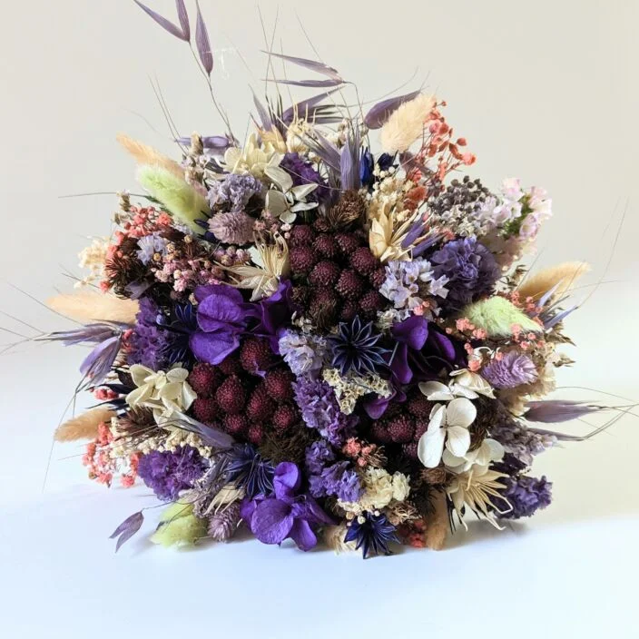 Bouquet de mariée en fleurs séchées et stabilisées dans les tons bordeaux, verts, lilas, Oum – Image 2