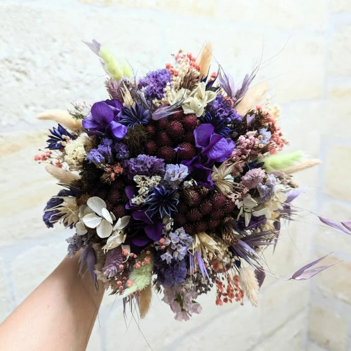 Bouquet de mariée en fleurs séchées et stabilisées dans les tons bordeaux, verts, lilas, Oum – Image 3