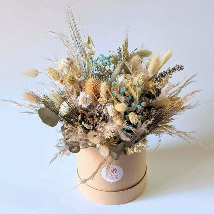 Boîte à chapeau fleurie composée de fleurs séchées et fleurs stabilisées, Mira 4