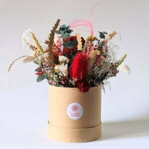 Boîte à chapeau fleurie composée de fleurs séchées et fleurs stabilisées, Mira