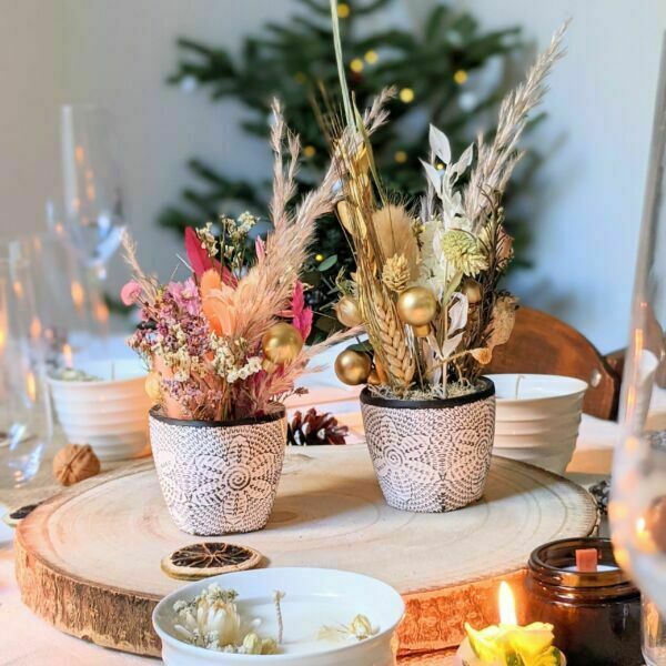 Composition de fleurs séchées dans les tons beiges, rosés pour décoration de table de Noël, Judy