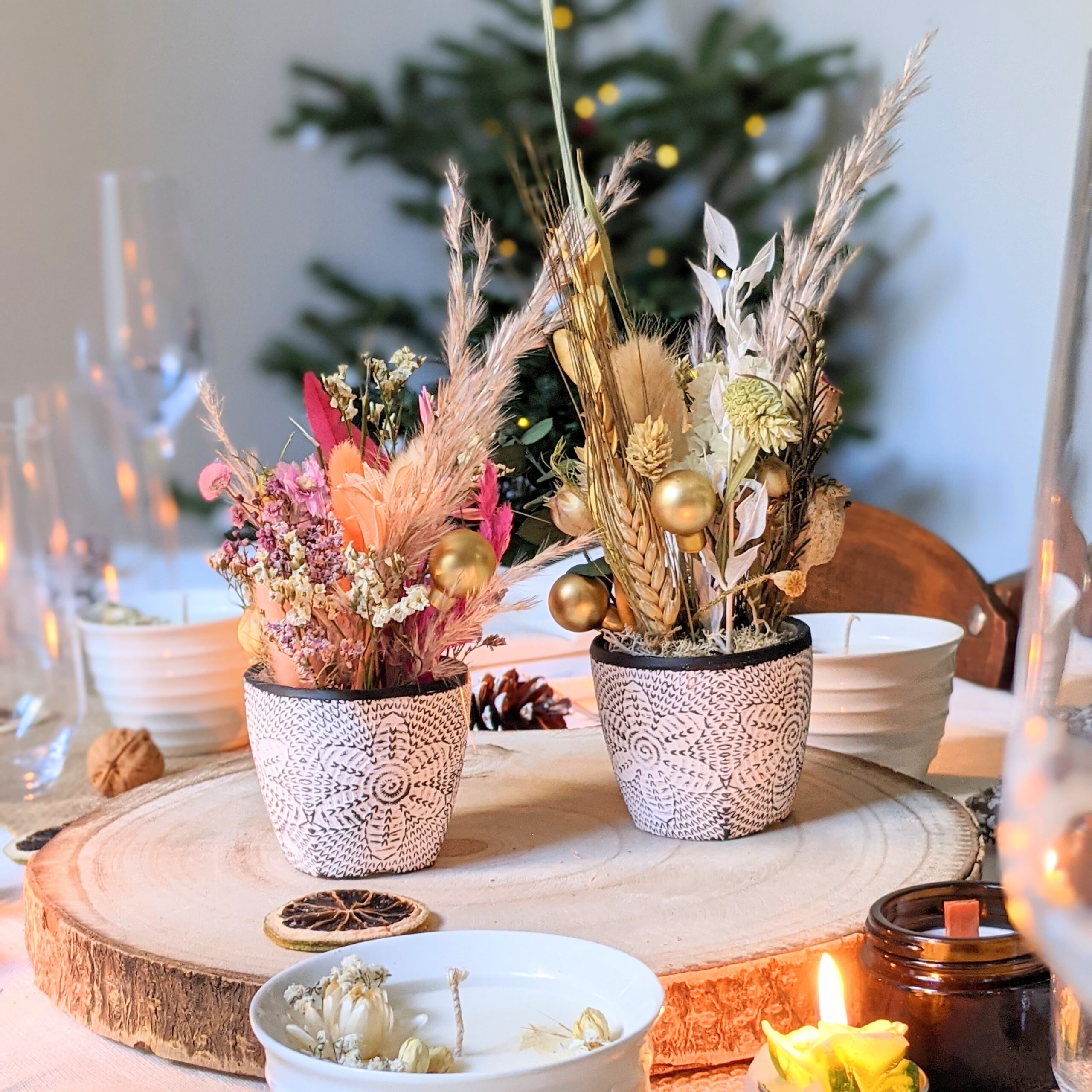 Composition de fleurs séchées dans les tons beiges, rosés pour décoration  de table de Noël, Judy - Flora Paris