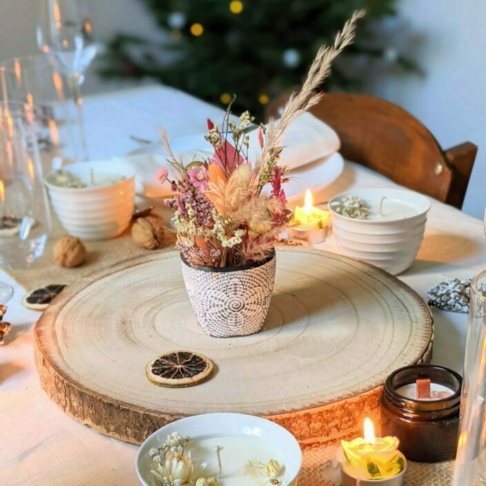 Composition de fleurs séchées dans les tons beiges, rosés pour décoration de table de Noël, Judy 2
