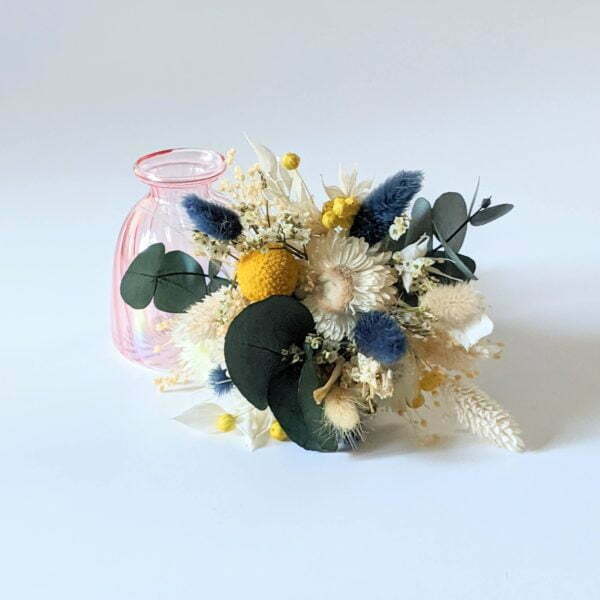 Mini bouquet de fleurs séchées dans les tons bleus avec son vase en verre teinté rose bonbon, Alisha 3