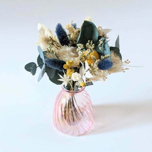 Mini bouquet de fleurs séchées dans les tons bleus avec son vase en verre teinté rose bonbon, Alisha 2