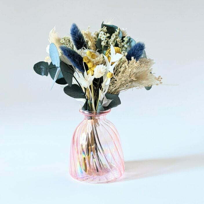 Mini bouquet de fleurs séchées dans les tons bleus avec son vase en verre teinté rose bonbon, Alisha